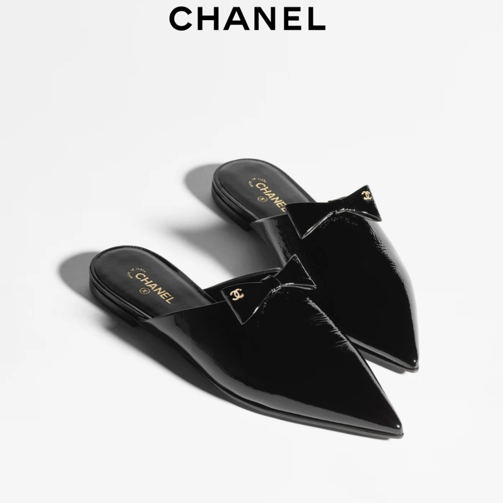 AUTHENTIC Brand New Chanel 25A  Crumpled Patent Calfskin Mules 37